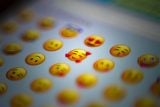 Mozek reaguje na emotikony jako na lidské tváře. Smajlíci ale emoce přesto plně nenahradí