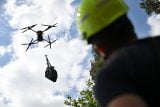 OBRAZEM: Hasiči poprvé využili cargo drony, v NP České Švýcarsko pomohly s úklidem materiálu