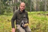 Ornitologové kroužkují mláďata orlů mořských. Kvůli chladnému jaru jich bude letos o třetinu méně