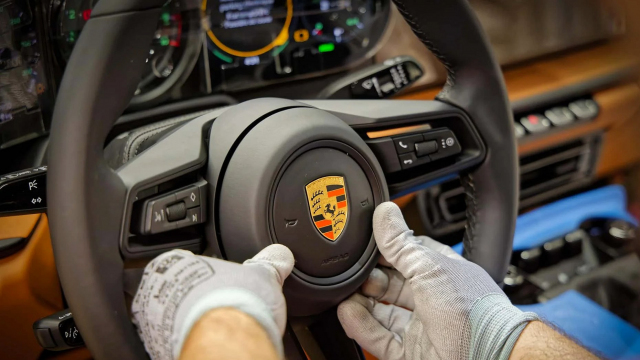 Porsche mířilo k prodeji 400 tisíc aut ročně, teď na hranici pádu do ztráty doufá aspoň v polovinu