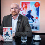 RECENZE: Velvyslanec Field už tu „není novej“
