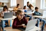 Školy přizpůsobují vzdělávání umělé inteligenci. Praxe se pomocí AI ,nafejkovat’ nedá, zní z univerzit