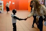 Unikát v České republice. Žáci ze základní školy v Zábřehu se budou učit s humanoidním robotem