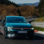 VW potřeboval tři roky, jednu zvláštní edici a extra paket navíc, aby o 0,358 sekundy sebral rekord Nürburgringu Japoncům