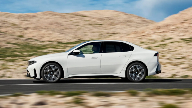 BMW začalo „předčasně” prodávat novou i3. Pohádku o zájmu mu nebaštíme, prodat ji s jejími parametry, cenou i vnitřkem bude oříšek