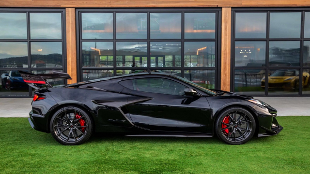 „Bugatti pro chudé” je novým králem všech pekel. Přepisuje další rekordy akcelerace, okruhů i silnic, pomalé je vedle něj i skutečné Bugatti