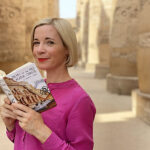 GLOSA: Historie hrou. Lucy Worsley kráčí dějinami s nadsázkou a erudicí GLOSA: Historie hrou