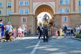Hadí muž, ohnivá show a umělci z celého světa. Festival v ulicích v ostravské Porubě je zdarma