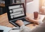 Kdy se z AI kamaráda stává problém? Hraniční je hodina denně, zazní v pořadu Antivirus