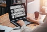 Kdy se z AI kamaráda stává problém? Hraniční je hodina denně, zazní v pořadu Antivirus