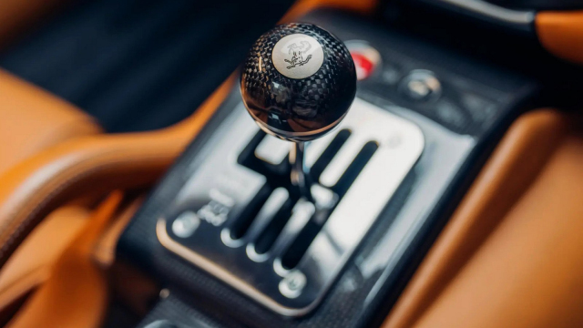 Návrat manuálu od Ferrari má být jedna velká opičárna, automobilka si nechala patentovat stejnou faleš jako Porsche či Koenigsegg