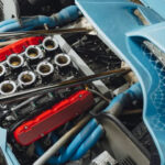 Nový supersport od konstruktéra Sennovy slavné formule má motor V8, manuál, váží 900 kg a v kabině nenajdete ani jeden displej