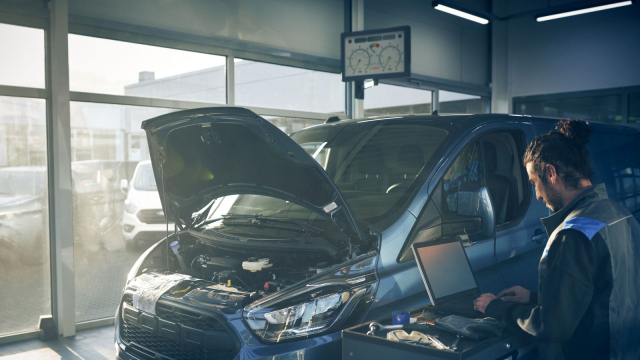 Ford propustil drahé zkušené techniky a nechal nová auta stavět AI. Teď musel vzít 350 lidí zpátky, aby napravili, co umělá inteligence zkazila
