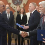 KOMENTÁŘ: Hodný prezident, zlý ministr. Jak festivalové Vary točí politický western KOMENTÁŘ: Hodný prezident, zlý ministr