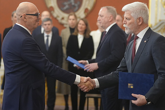 KOMENTÁŘ: Hodný prezident, zlý ministr. Jak festivalové Vary točí politický western