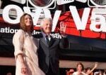Posadil se a naslouchal potlesku. ‚Legenda všech legend‘ Dustin Hoffman zahájil festival ve Varech Posadil se a naslouchal potlesku