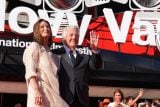 Posadil se a naslouchal potlesku. ‚Legenda všech legend‘ Dustin Hoffman zahájil festival ve Varech