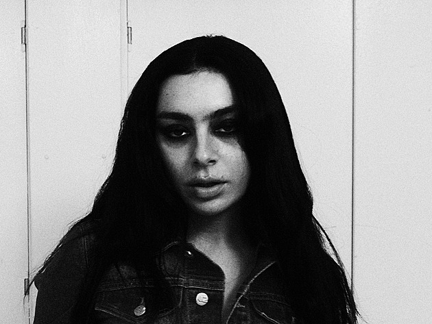 RECENZE: Nic nás nezachrání. Charli xcx se na novém albu skrývá i obnažuje