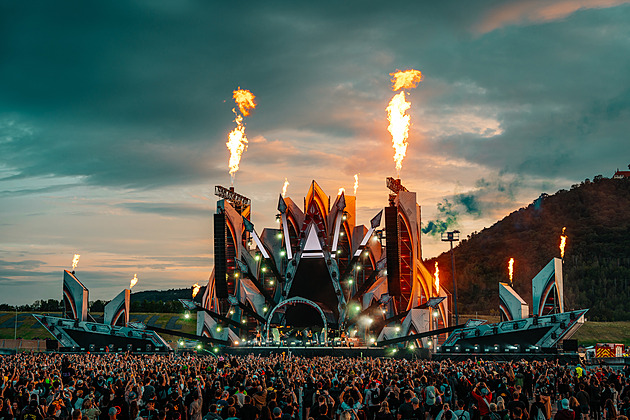 Roboti přistáli u Mostu a staví si tu město. Právě v něm se odehraje festival Let It Roll