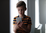 Rozumná regulace telefonů ve školách dává smysl