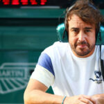 Také Fernando Alonso má zjevně moderních aut plné zuby, tohle si teď koupil i na ježdění po Monaku