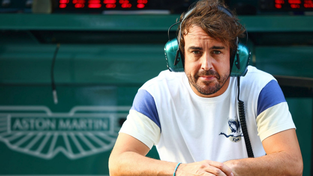 Také Fernando Alonso má zjevně moderních aut plné zuby, tohle si teď koupil i na ježdění po Monaku