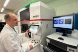 Umělý kloub na míru, který zároveň léčí. Čeští vědci testují implantát tištěný na 3D kovové tiskárně