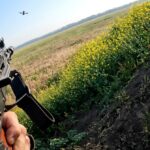 Unikátní video: Vteřiny od smrti. Ruský voják palbou odrazil útok ukrajinského dronu Unikátní video: Vteřiny od smrti