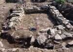 Váží přes dvě kila. Archeologové objevili v zaniklém hradu na Olomoucku fragment olověného ingotu Váží přes dvě kila