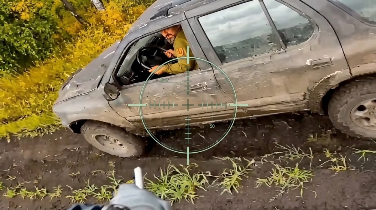 Video: Fronta z druhé strany. Nové záběry ukazují ruské drony v akci proti ukrajinské technice