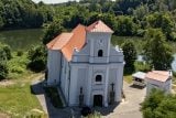 Zpátky k bílo-šedé. Šikmý kostel má novou fasádu a střechu, vrací se k historické podobě