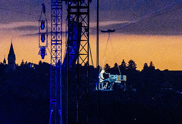 Létající piano aneb ať už je pátek! Ztracený si zkoušel megakoncert na Letné