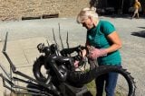 Na Helfštýně vzniká Kovář z pásů železa. Umělci na něm pracují 12 hodin denně