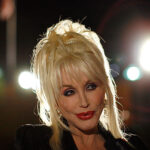 Zemřela zpěvačka Dolly Partonová, legendě americké country bylo 80 let