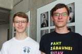 Zlatá medaile je vysněný úspěch, říkají vítězové mezinárodní fyzikální soutěže. S jakými experimenty uspěli?