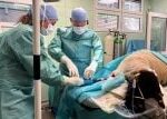 Kostní lepidlo vědců z Brna slepí i tříštivé zlomeniny. Mohlo by usnadnit operace a urychlit hojení Kostní lepidlo vědců z Brna slepí i tříštivé zlomeniny