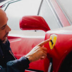 Lewis Hamilton zachránil auto svých snů, které někdo nechal přes 30 let opuštěné ve stodole