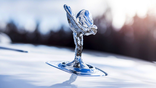 Německý automobilový průmysl zasáhl další symbolický krach, výrobce slavných ornamentů Rolls–Roycu je v insolvenci