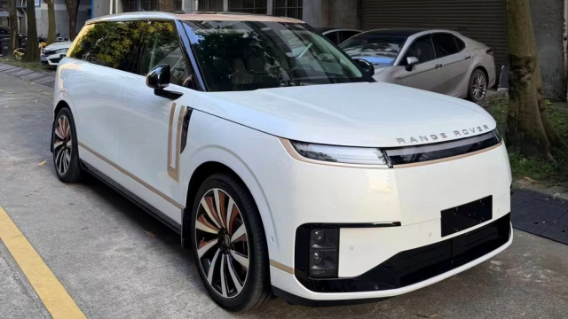 Přelepte logo a iluze je dokonalá. „Polofejk” i v Česku působící čínské automobilky lze snadno proměnit v „Range Rover”