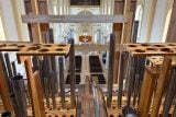Varhanáři ladí nový nástroj v ostravské katedrále. Aby nerušili věřící, předávají si pokyny vysílačkou
