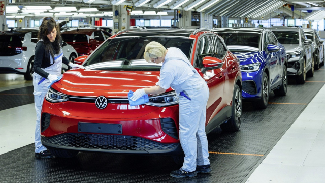 Vyhazovy a zavírání továren nevyjdou VW lacino. Než ušetří jedinou korunu, zaplatí za své omyly stovky miliard korun