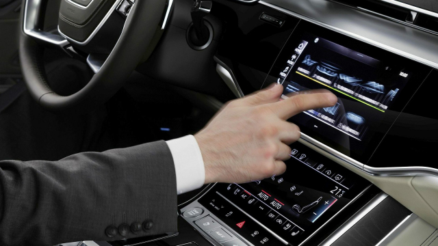 Černé na bílém: I opilec za volantem řídí bezpečněji než člověk ovládající dotykový displej. Co na to automobilky? Jasně, víc displejů