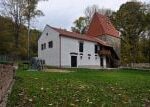 Historická tvrz Pomezná má novou omítku
