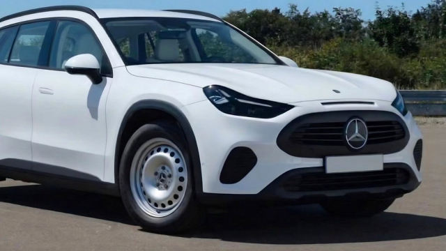 Plecháče, černé plasty a látka místo kůže: Nejnovější Mercedes v totálně oholeném provedení působí snad i líp než navoněná bída reality