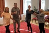 Přeprat plachost, najít blízkost, mít koho obejmout. Senioři v Borovanech chodí do kroužku herectví