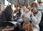 V tramvaji čtou z Havlova díla, před věznici donesli cigarety. Studenti připomínají vězně i dramatika V tramvaji čtou z Havlova díla, před věznici donesli cigarety