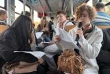 V tramvaji čtou z Havlova díla, před věznici donesli cigarety. Studenti připomínají vězně i dramatika