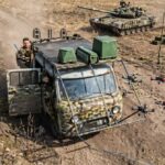 Video: Ukrajinské FPV drony na optickém vlákně zasáhly ruskou pěchotu, techniku i tank