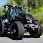Výrobce vzal svůj nejnovější traktor na okruh Formule 1