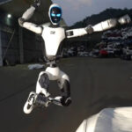 Zatímco v EU dál sedláme mrtvého koně, Číňané udělali robota, který ve stylu kung–fu likviduje auta na vrakovišti